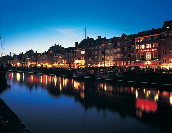 http://www.danmarkguiden.se/images/nyhavn_night.jpg