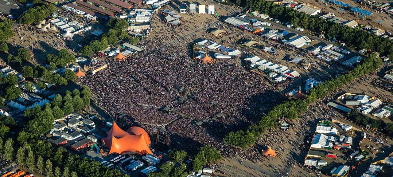 FLygfoto över Roskildefestivalens orangea scen